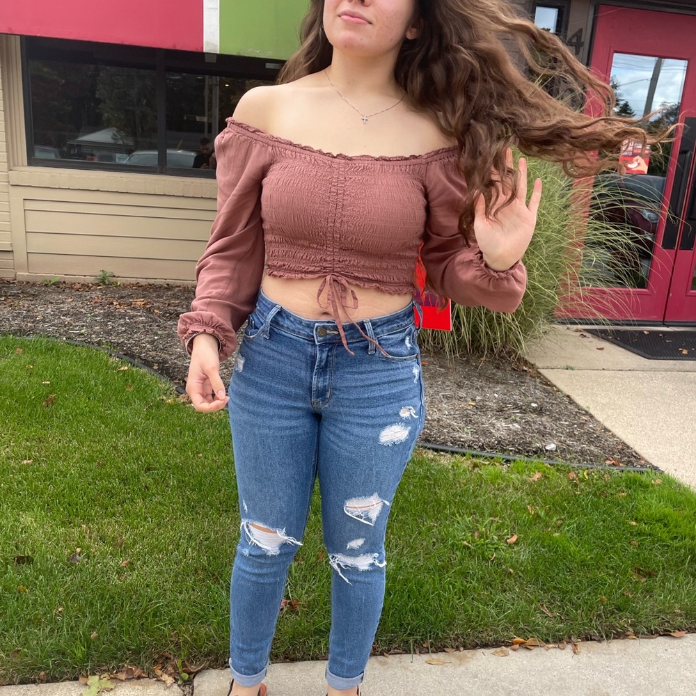 Cute cropped off the shoulders fringe top with puffy long sleeves.